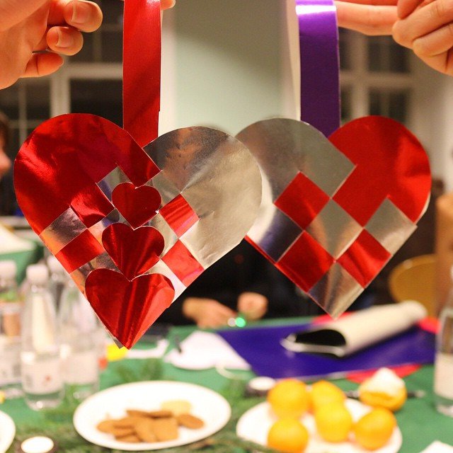 {art and craft} Traditional Danish #Christmas #hearts #moredifficultthanitlooks #procrastination #danishtradition #countdowntochristmas #festive #decorations #christmascrafts #københavn #danmark #igersdenmark #igerscopenhagen #ucph