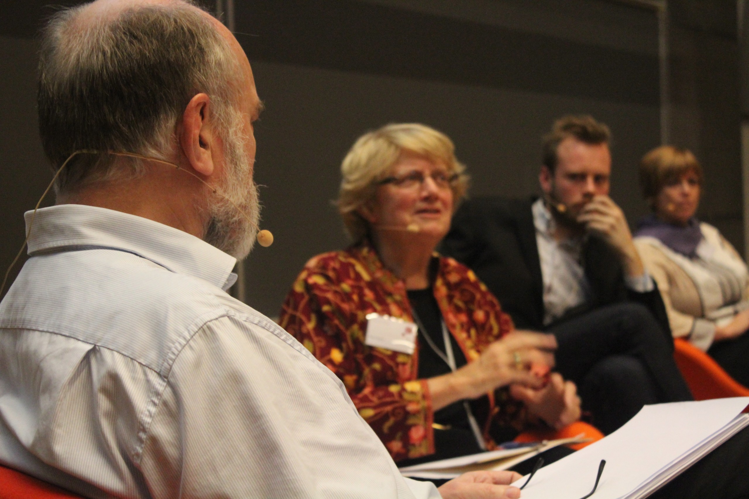 PANEL - I front med ryggen til sidder dekan John Renner Hansen, dernæst Nancy Hopkins, Mathias Wullum Nielsen og Maja Horst.