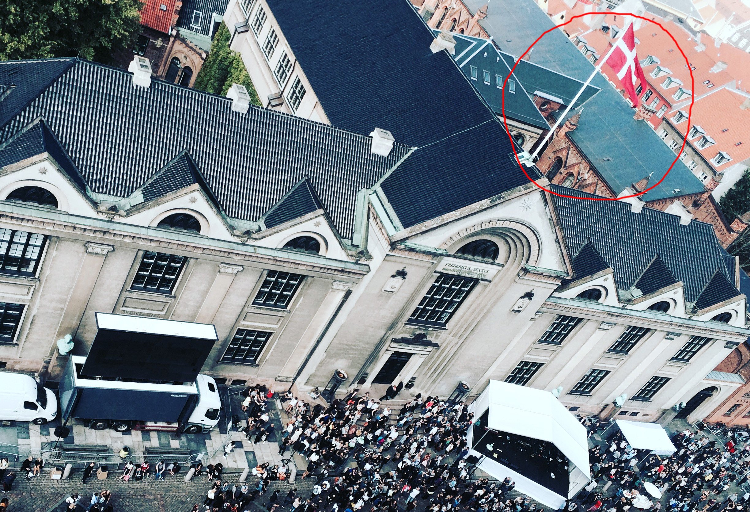 Én af statens nu optalte flagstænger på Københavns Universitet.