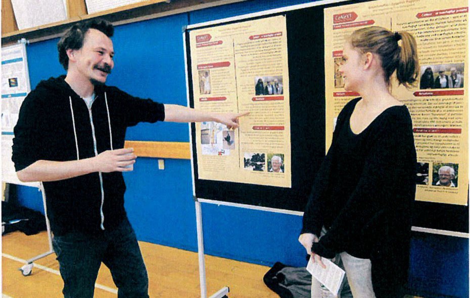 UDDANNELSE - Forskere vejledte gymnasieelever og blev glade for samarbejdet. Ni forskere fra Københavns Universitet deltog. Her er det ph.d.-studerende Thomas Christiansen sammen med gymnasieeleven Mie Vognsen. 