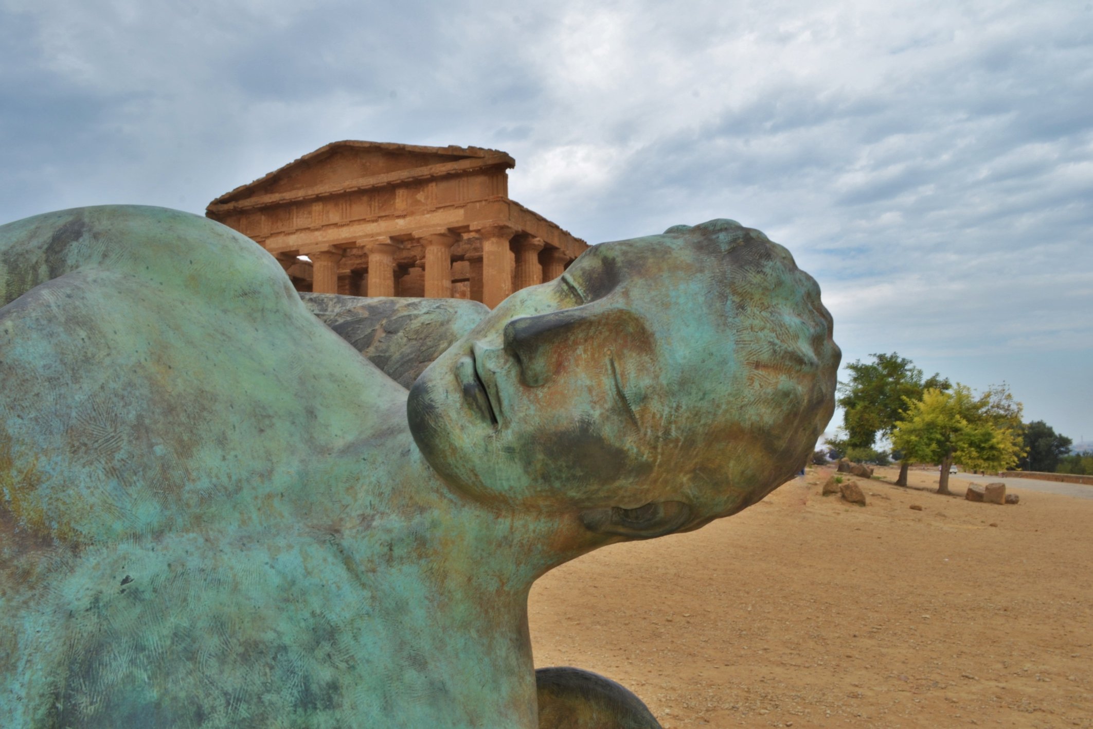 I Agrigento på det vestlige Sicilien findes nogle af de absolut bedst bevarede græske monumenter fra klassisk tid i tempeldalen Valle dei Templi. I området ligger ruiner af syv templer i dorisk stil fra 500-tallet f.Kr.