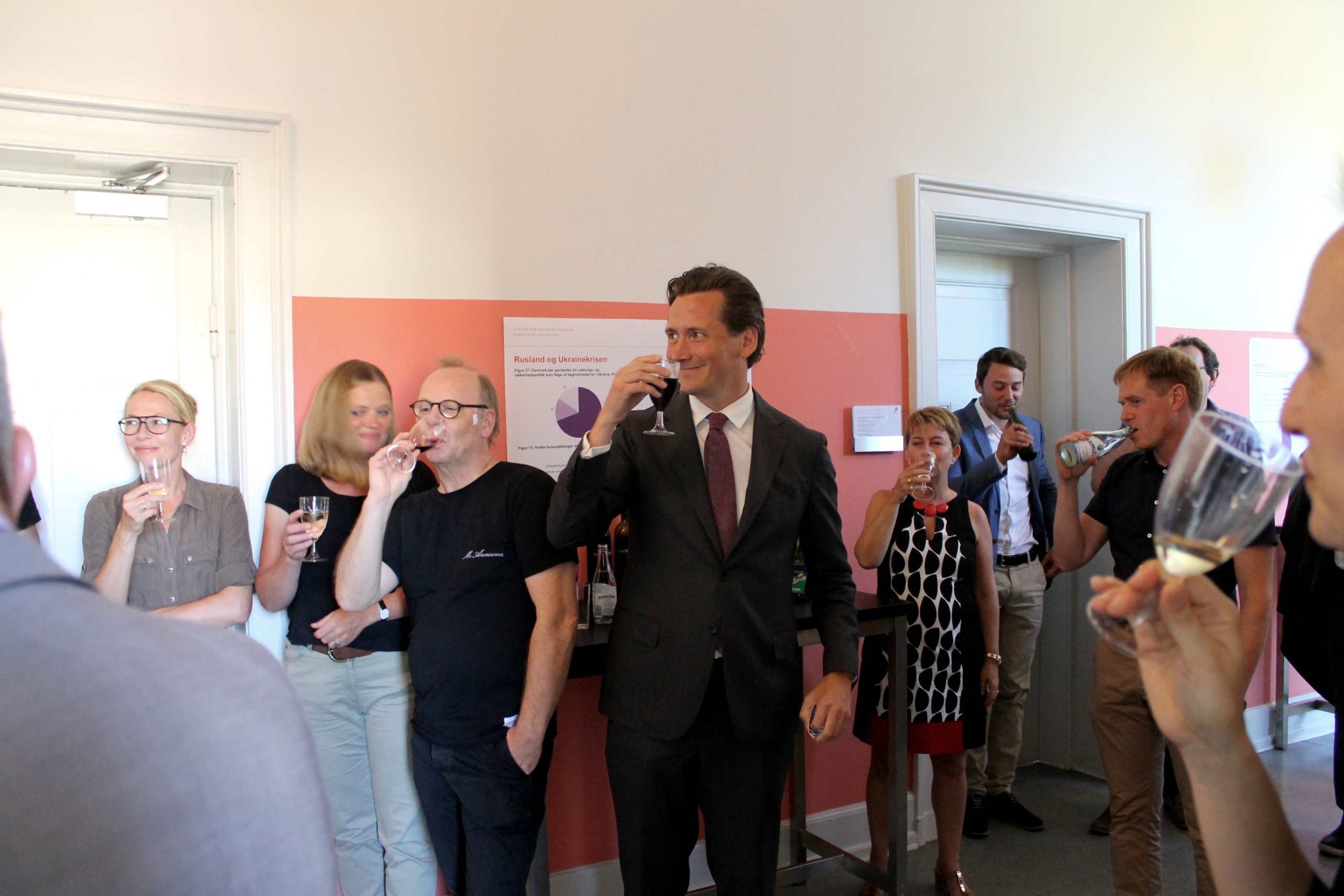 FEJRING - Medarbejdere på Center for Militære Studier skåler på flot rankingplacering med centerleder Henrik Ø. Breitenbauch (i midten). 