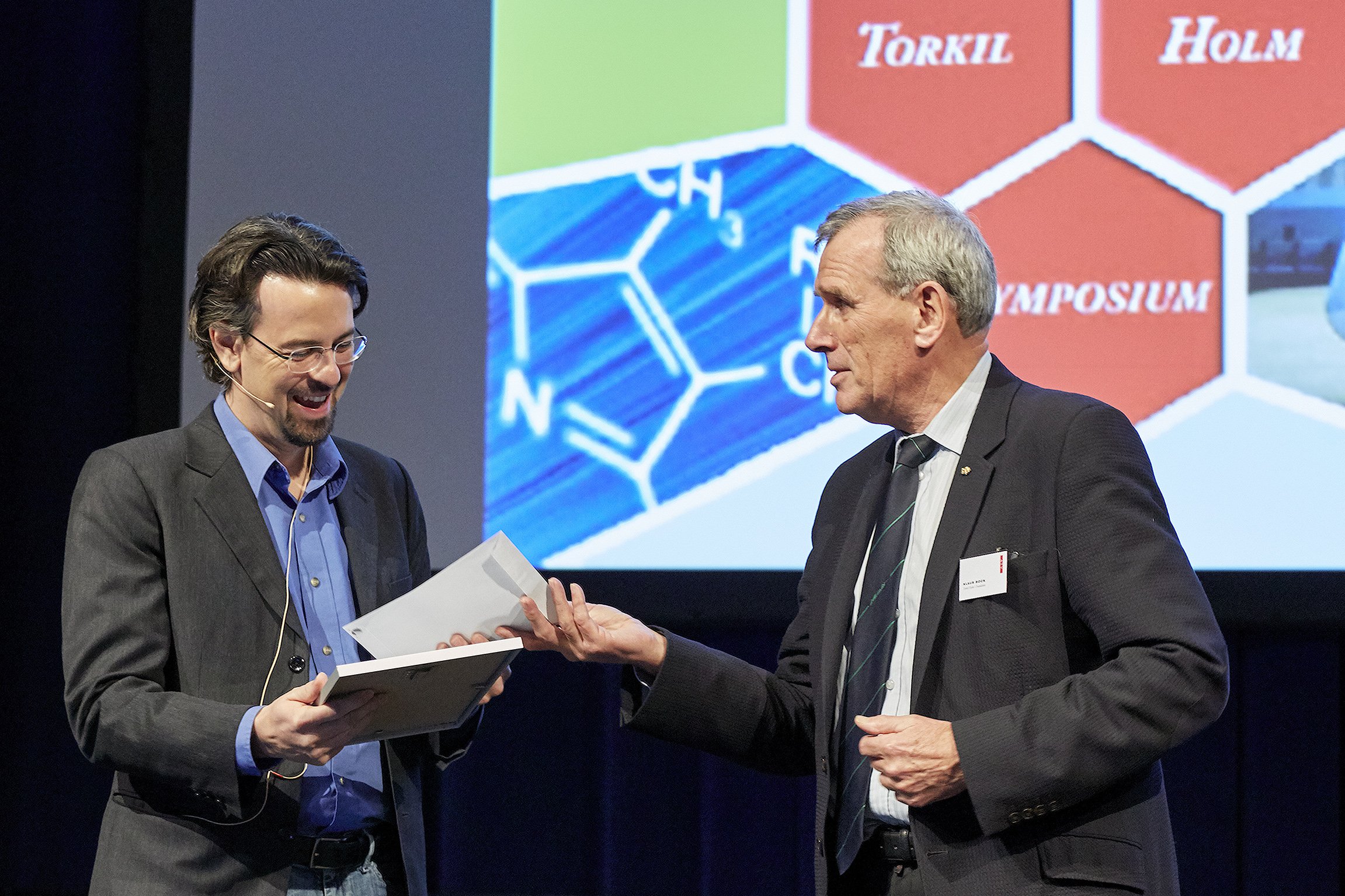 Dimitrios Stamou får overrakt Torkil Holm-prisen ved det såkaldte Torkil Holm symposium, afholdt af Akademiet for de Tekniske Videnskaber. 