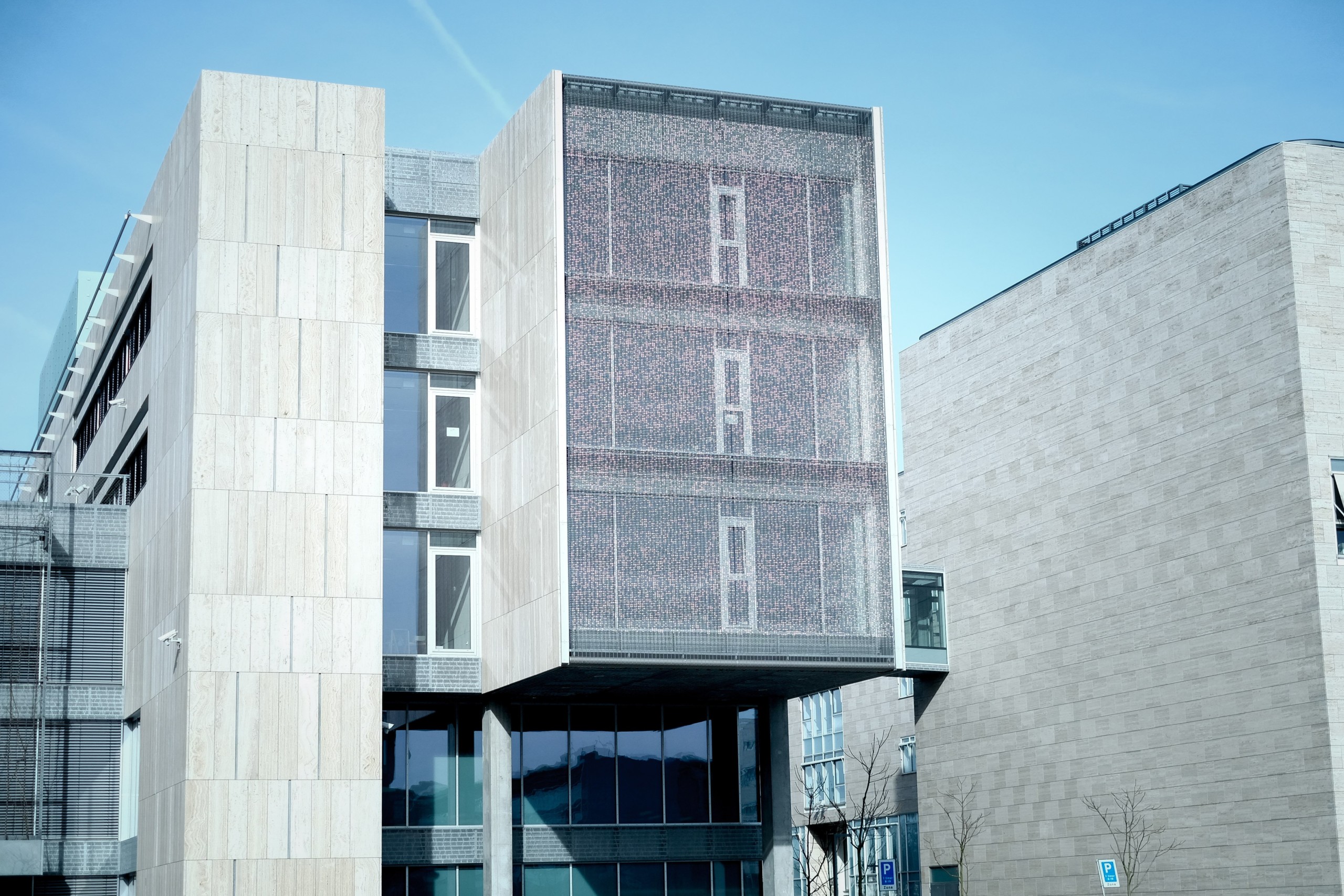 DOTS - I dagslys er værket bare millioner af små digitale prikker, der går i ét med lyset. Men når mørket sænker sig, træder værket ud af bygningen og får sin egen fortælling. 