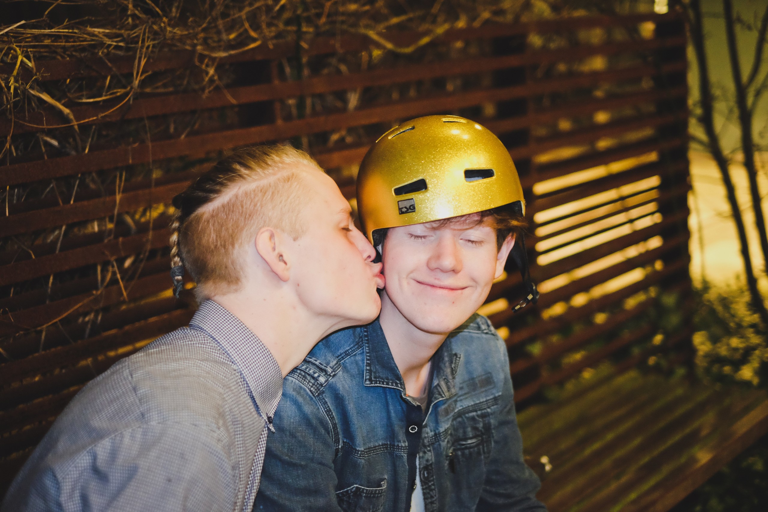 THE REST IS SILENCE - Nattens kaosmagter vandt langsomt terræn, og ved midnatstide havde festivalen nået et hidtil uset niveau af 'abe'. 