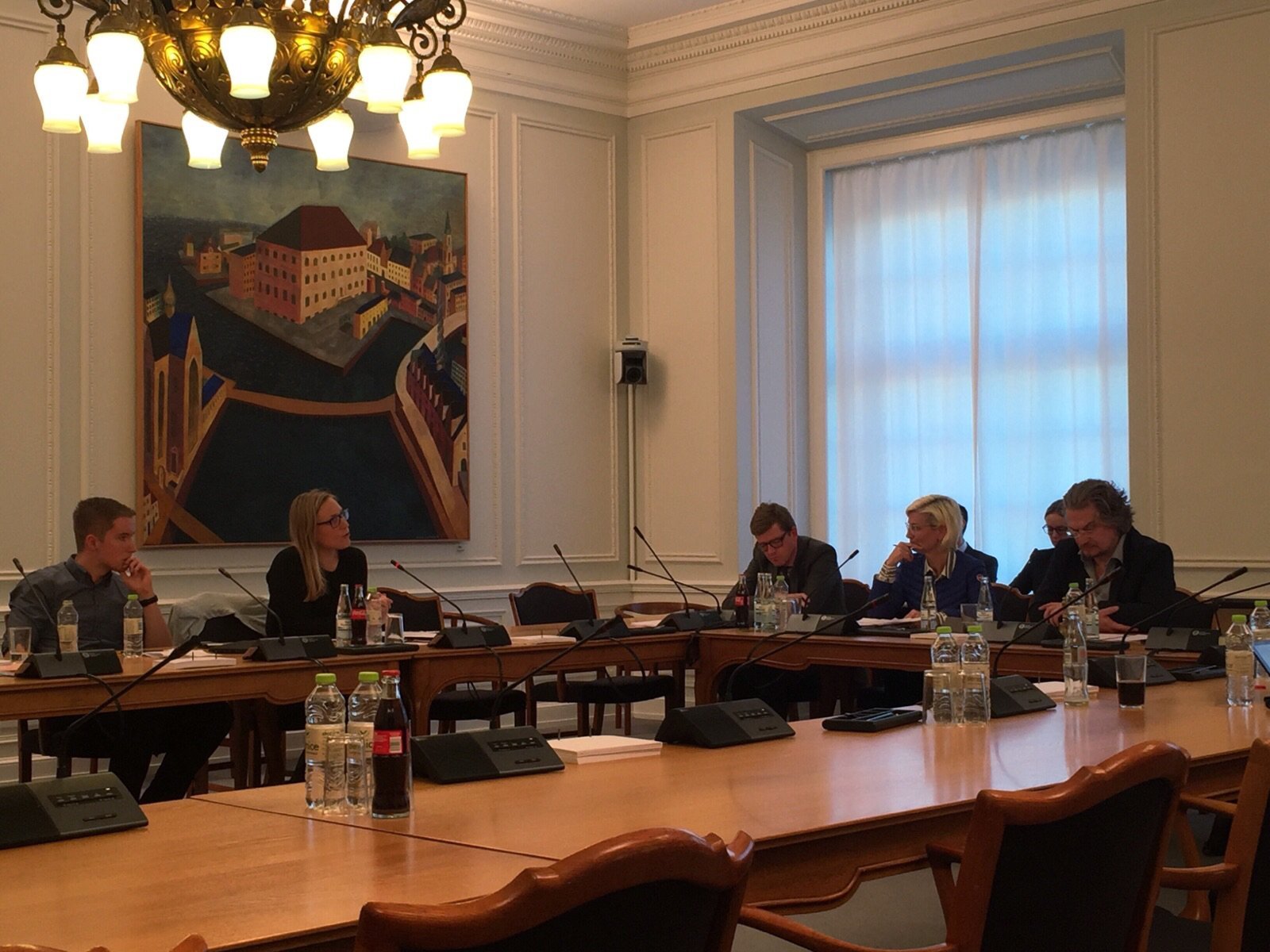 Uddannelsesminister Ulla Tørnæs granskes af Eva Flyvholm (Ø) og Jacob Mark (SF), der havde indkaldt til samråd for at høre om konsekvenserne af besparelser på universiteterne.