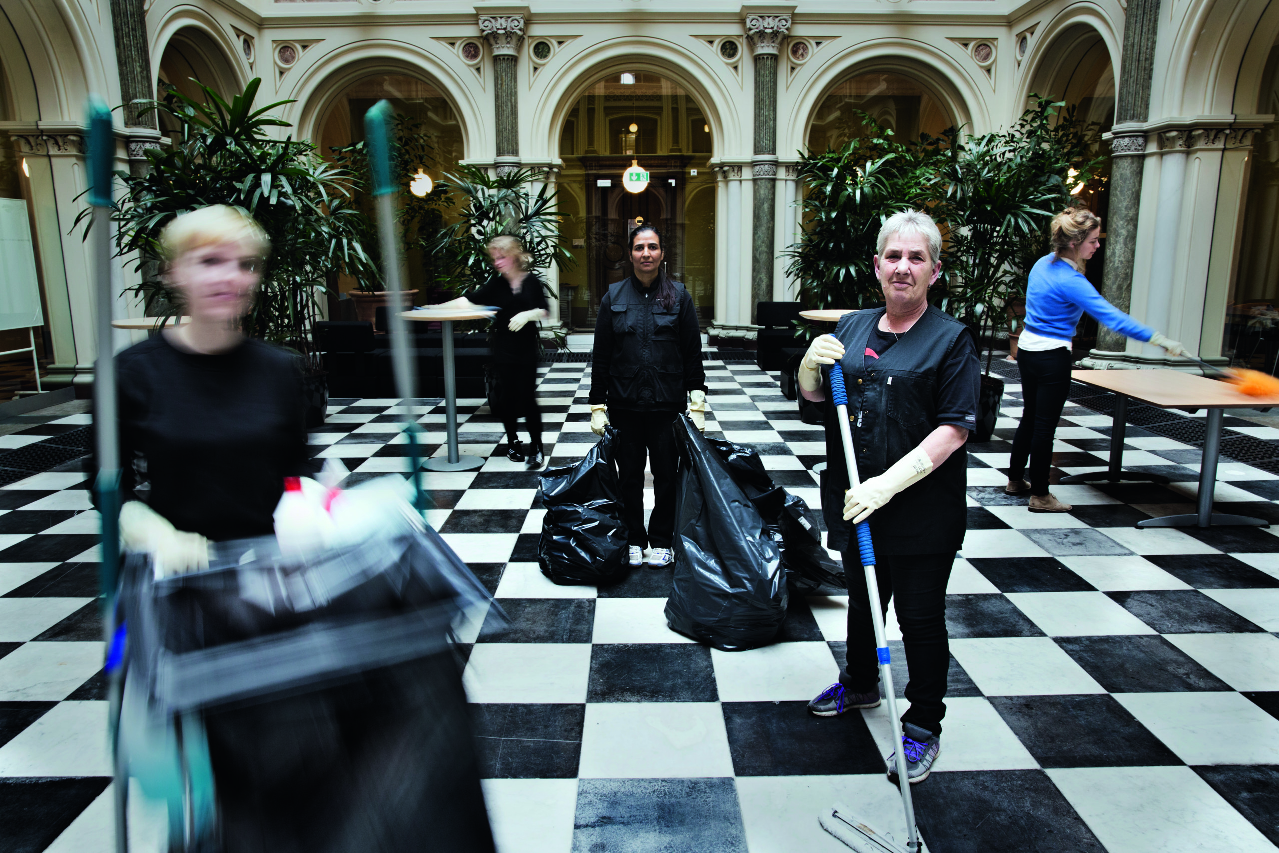 FELTSTUDIER – Rengøringsteknikerne vil savne de studerende, der aflastede dem med rengøringen i tre uger for at få tid til at interviewe dem om deres job og trivsel. Fra venstre er det Augusta Palm Ehrenreich, Marie Leine, Kanwal Preet, Marianne Ager og Caroline Minor.
