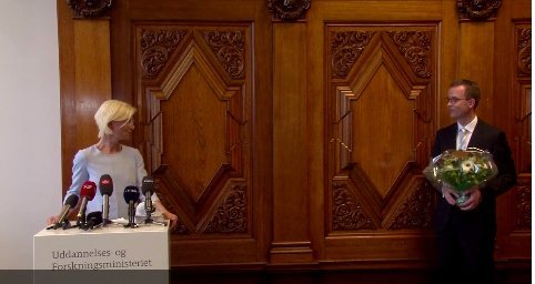 LET RYSTET - »Jeg tror faktisk, du var en lillebitte smule shaky, da du i efteråret sendte [den danske astronaut] Andreas Mogensen ud i rummet. Tro mig, i dag er det mig, der er en lillebitte smule shaky. For da jeg var færdig med weekenden i går, troede jeg, at mandagen kunne bruges på at ordne vasketøj og andre praktiske ting hjemme, før min arbejdsdag skulle starte i Bruxelles. Sådan blev det ikke, og her står jeg,« sagde Ulla Tørnæs til Esben Lunde Larsen.