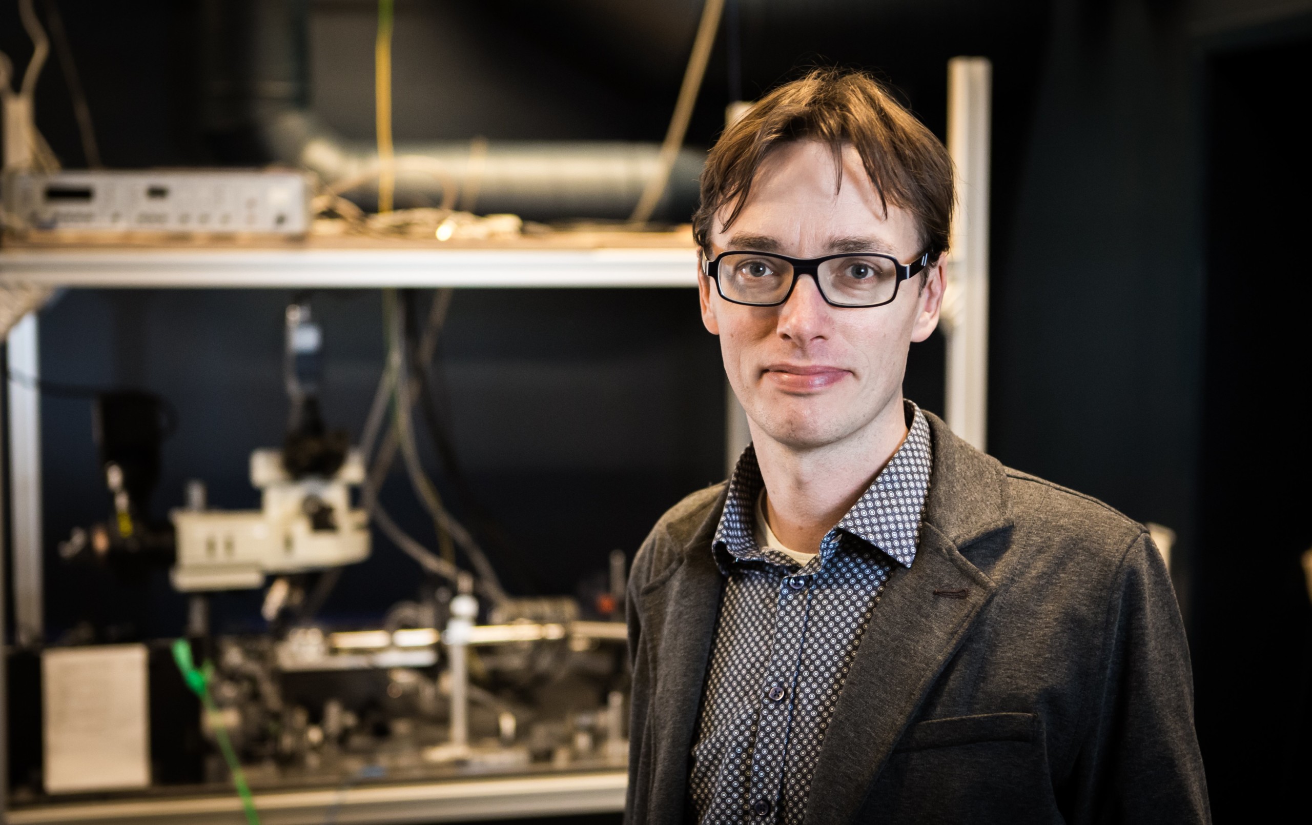 Peter Lodahl fotograferet i laboratoriet på Niels Bohr Institutet. Hans arbejde inden for kvantefotonik har inden for det sidste år resulteret i både en EliteForsk-pris og et ERC Advanced Grant.
