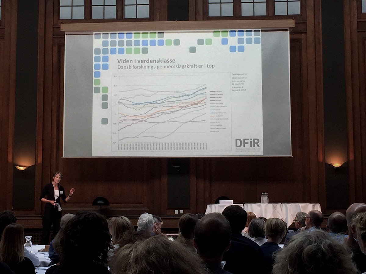 GRAF - DFiR-medlem Nickie Spile præsenterer en graf over forskellige landes forskningsgennemslagskraft. Danmark ligger lunt i svinget. Deraf betegnelsen 'verdensklasse'.