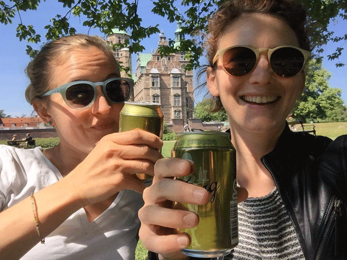 Rebecca Rutt (left) and Natalie Gulsrud relax in Kongens Have after taking the citizenship exam