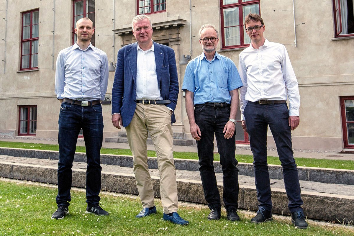 TEAM FOTONKANON - Holdet bag der håber på at sælge en særlig chip til kvanteteknologi, fra venstre mod højre: Lektor Søren Stobbe, investor Lars Seier Christensen, professor og institutdirektør på NBI Robert Feidenhans'l og professor Peter Lodahl.