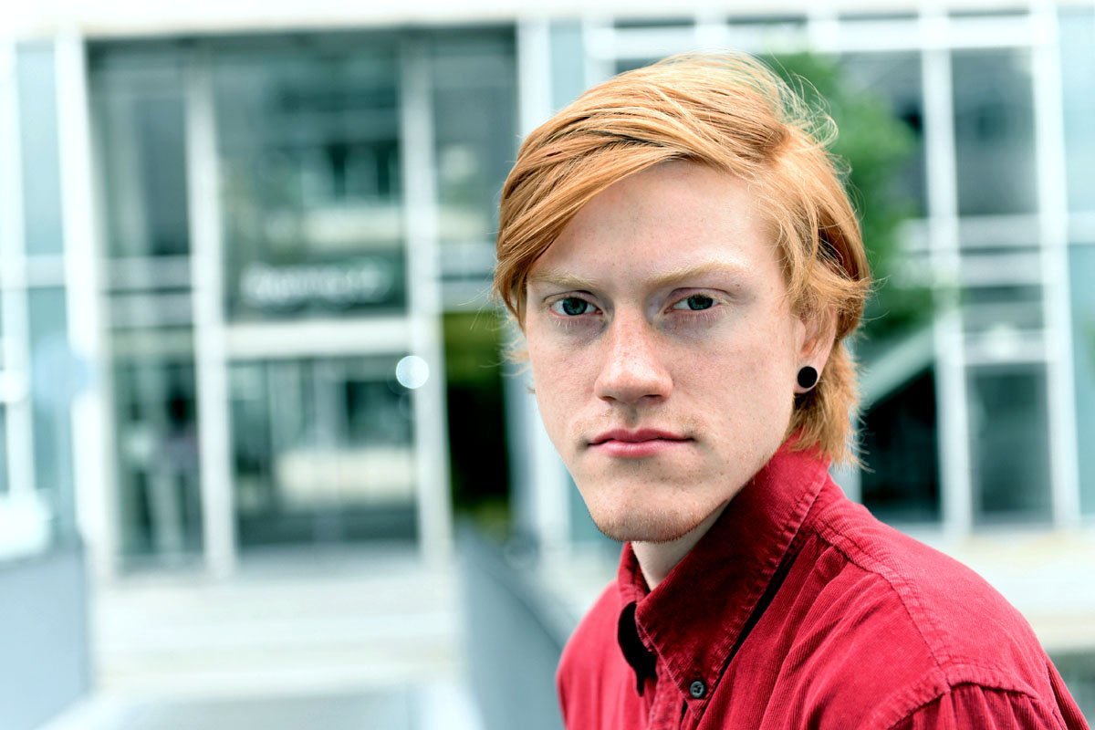 SOMMERTRAVLT STUDIELIV - Simon Poulsen på et ellers ferietomt KUA. Han arbejder på Sprogforandringscentret som 'grammatisk koder' på projektet Danske Stemmer. Her sidder studentermedhjælperne og nørder med ledstillingen i båndede interview med argentiske modersmålstalere af dansk. 
