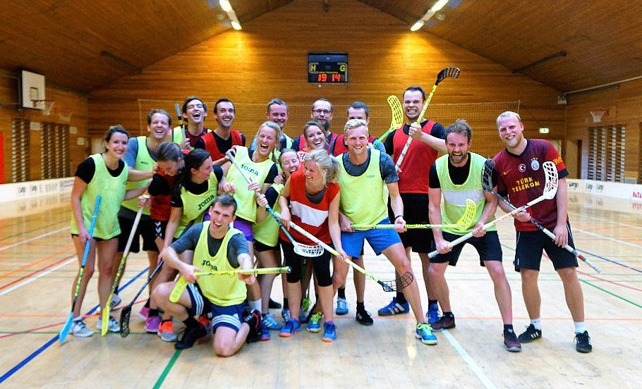 HOLDÅND - Her er det floorballhold, som Niels Boysen, idrætsstuderende ved KU, træner i efteråret 2016 som en del af mange tilbud under studenteridrætten i København