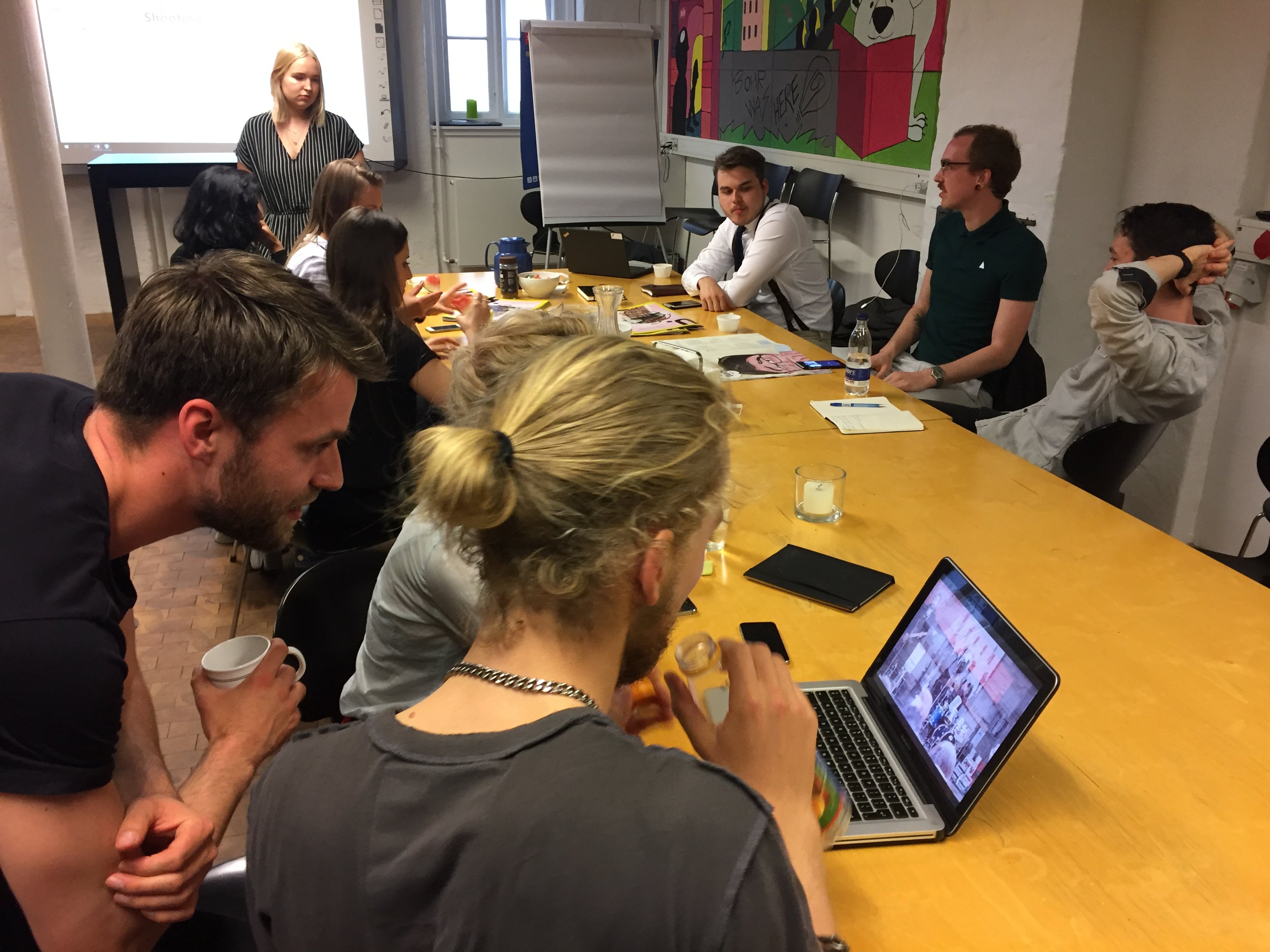 Studenterreportere til redaktionsmøde.