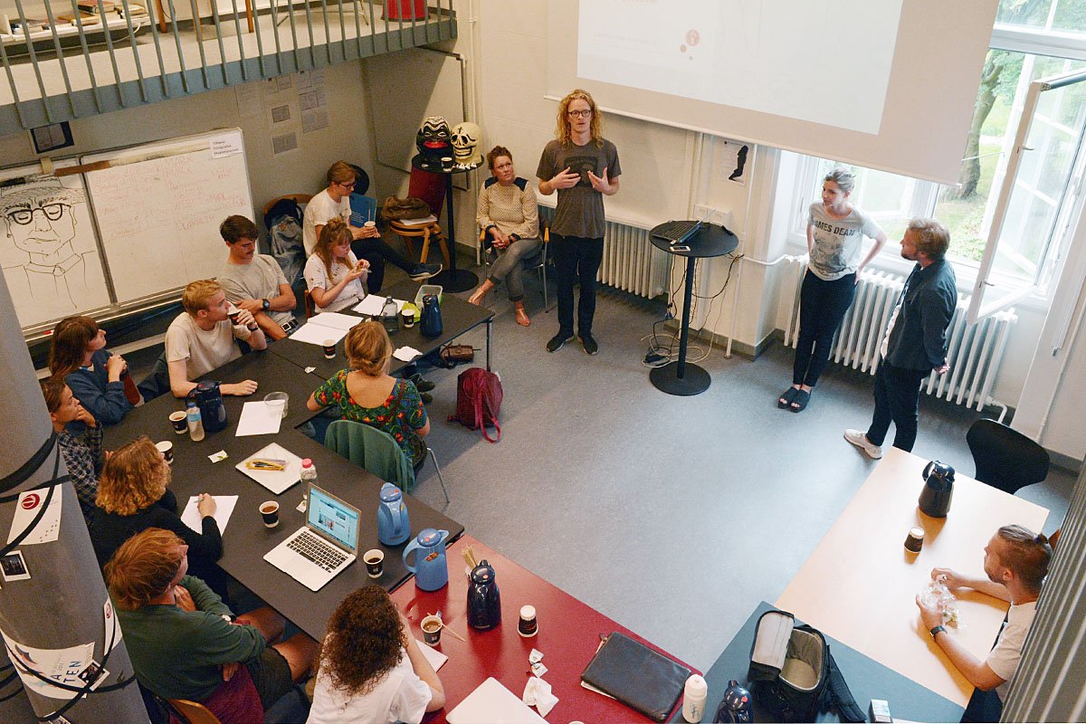 De tre tovholdere på projektet, Lasse Baggesen, Anne Brødbæk og Daniel Frantzen, holder oplæg for de kommende undervisere.