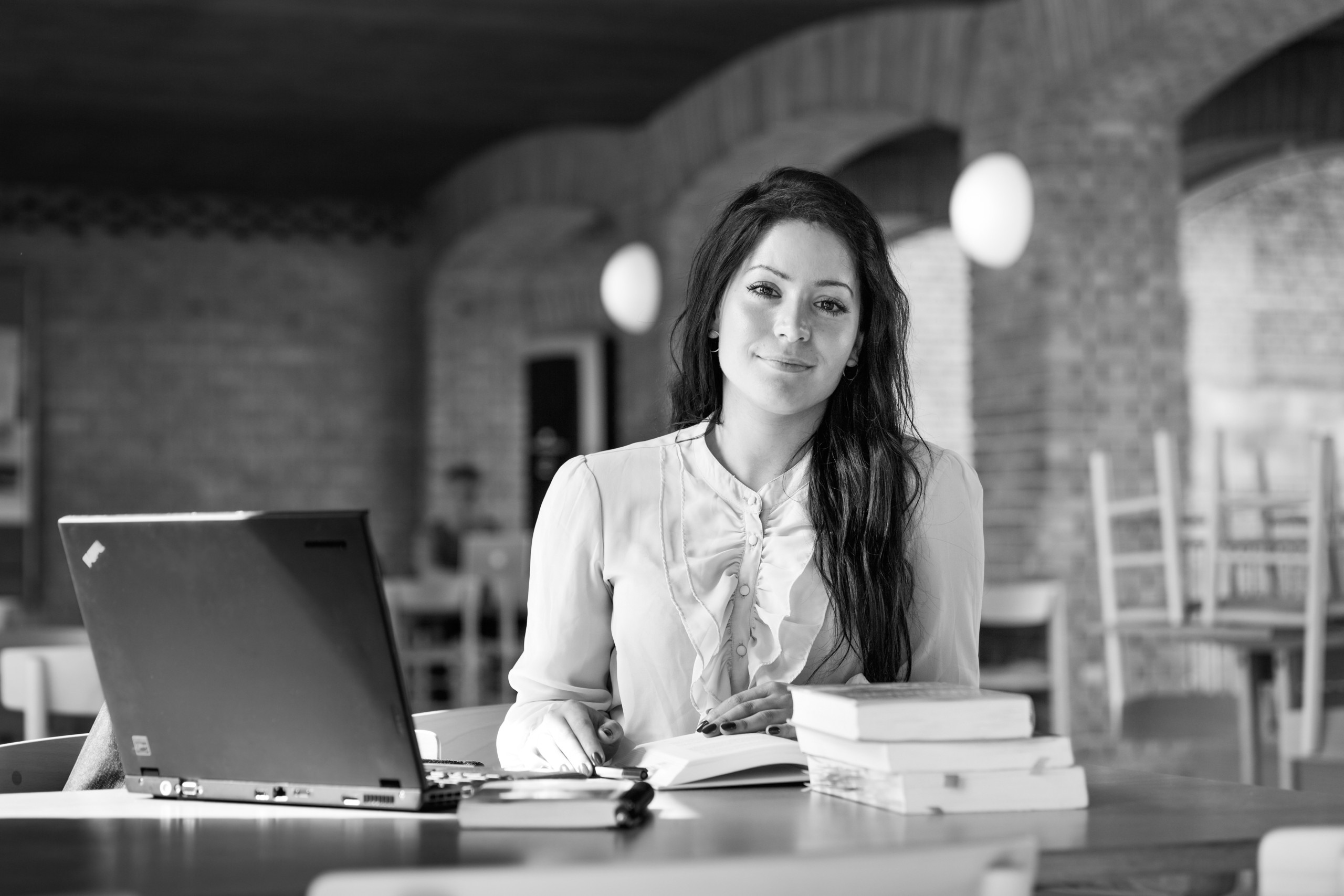 ORDVALG - »Jeg vil sidestille det med løn - så må politikerne kalde det, hvad de vil,« siger Ela Acar, formand for Djøf Studerende, om regeringens nye forslag om, at praktikanter skal have lov at modtage 'erkendtlighed' for deres arbejde. 