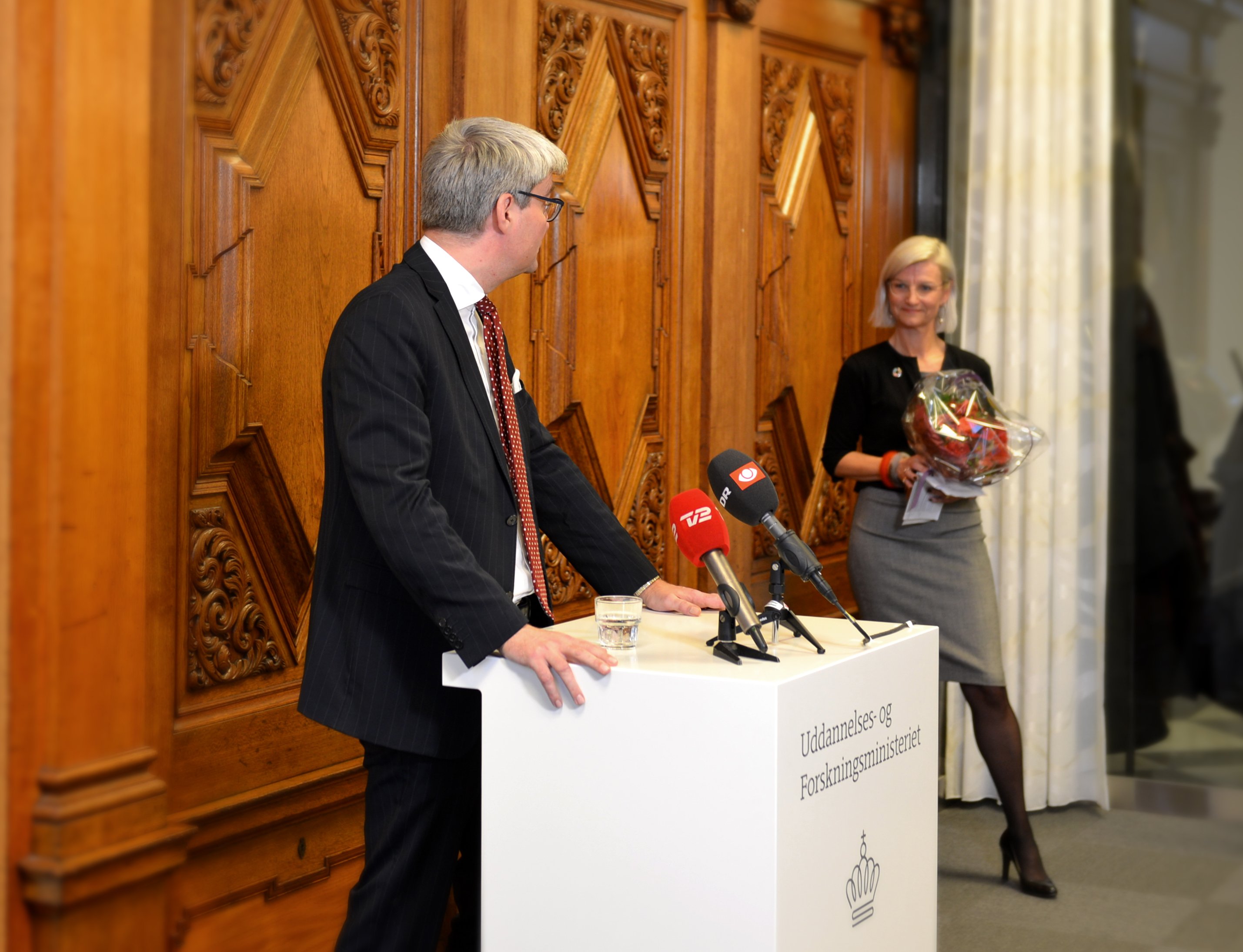 Søren Pind reflekterer ved sin tiltrædelse over, at han synes at have et mønster med at sætte kvinder i skyggen. »Når jeg tænker på mit politiske liv ...« siger Søren Pind henvendt til Ulla Tørnæs, »... den borgmester, jeg erstattede, hun var en kvinde; det folketingsmedlem, jeg erstattede, hun var en kvinde; den minister, jeg erstattede, hun var en kvinde, både i Udenrigsministeriet og i Integration (-sministeriet, red.). Jeg har det sådan lidt: det må du undskylde.«