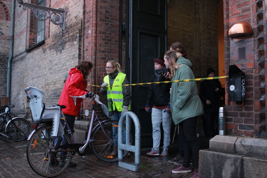 It's not the first time students at the University of Copenhagen have used the blockade as a form of protest. Here students from the Faculty of Social Sciences bar an employee from entering the CSS campus gate in protest against the university's handling of the government’s Study Progress Reform in November 2013.
