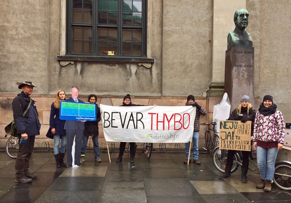 Studerende fra IGN (Institut fra Geovidenskab og Naturforvaltning) protesterer mod fyringen af professor Hans Thybo foran hovedbygningen på Frue Plads - kort før H.M. Dronningen møder op til universitetets årsfest, der skal afholdes i Festsalen