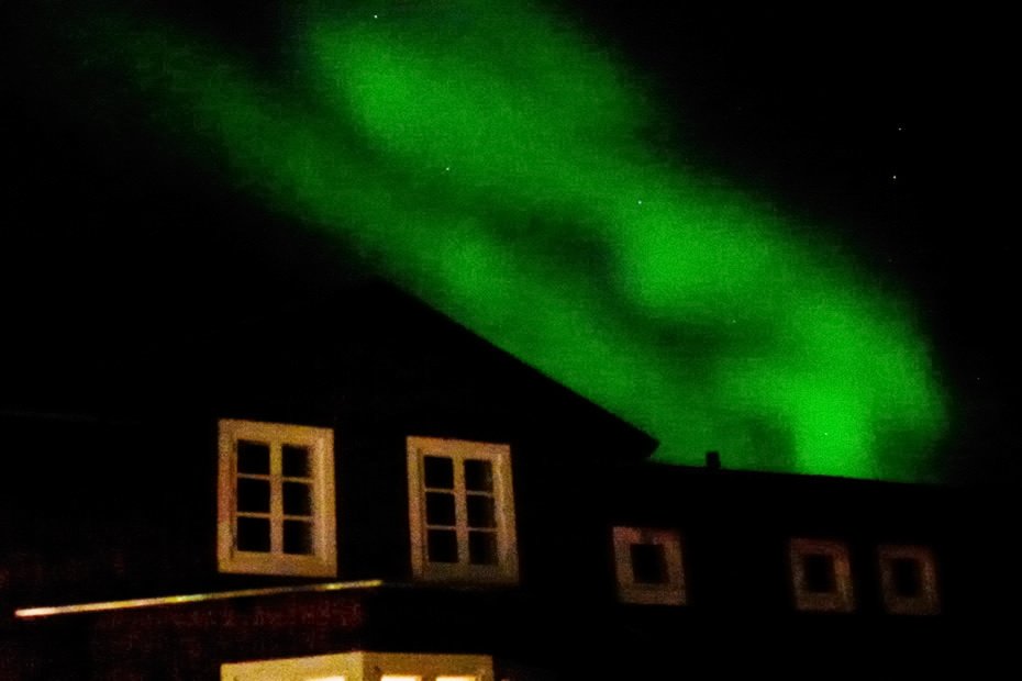 LYSSHOW - Bag Arktisk Station stod nordlyset lige så fint på himlen og bølgede natten til tirsdag 25. oktober, da Uniavisen besøgte stationen. 