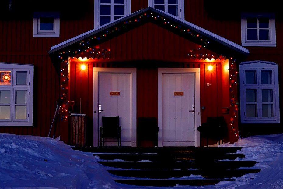 GOD JUL - Arktisk Station og dens hovedindgang er udsmykket af medarbejderne og kan lyse lidt op i det grønlandske vintermørke.