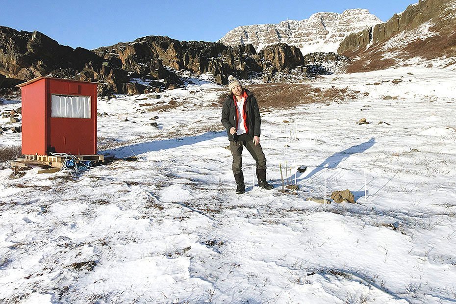 POLARFORSKNING - Måske ser det ikke ud af så meget, når polarforsker Casper T. Christiansen viser sin forsøgsopstilling frem på marken ved siden af Arktisk Station, men målingerne af tundraens produktion af klimagasser er alligevel krævende i kulden.