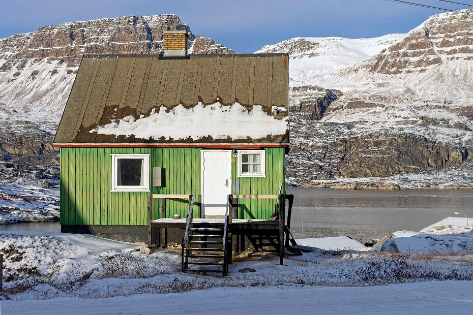 Smukke farver til et hus giver liv til en grønlandsk by og får dem til at skille sig tydeligt ud fra hinanden. Huset her ligger lige ned til havnen i Qeqertarsuaq.