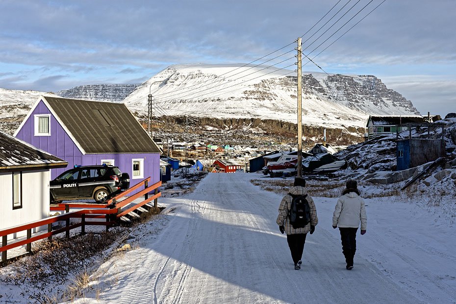 TRYGHED - Politibilen markerer, hvor den lokale betjent i Qeqertarsuaq bor. Byen er fredelig og kan være rar at have for en polarforsker, der rejser til Arktisk Station for at lave feltarbejde.