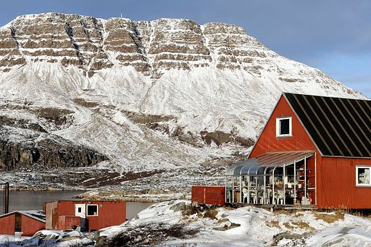 Endelig er der dem, der foretrækker den traditionelle røde træfarve, men så er der også bygget en glasoverdækket altan på - og det vel at mærke til et hus i en by, hvor der kan blive minus 30 grader om vinteren.