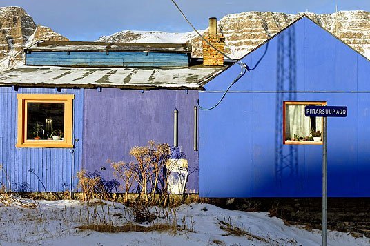 At få sejlet byggematerialer op til Grønland er meget dyrt, og måske derfor er huset her nedenfor bygget så enkelt. Til gengæld er farvesætningen så meget desto mere avanceret på 'Piitarsuup Aqq Allé'.