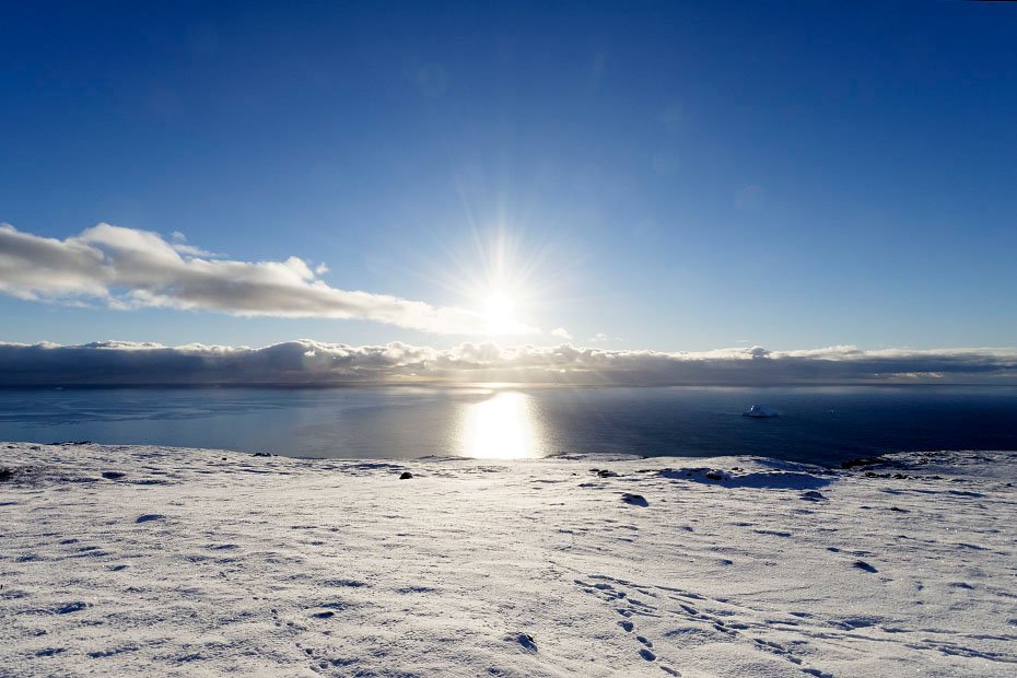 MAGI - Solen fotograferet ud over Diskobugten fra en bakke i 'Blæsedalen' et par km øst for Arktisk Station i slutningen af oktober måned. Den har kun kraft nok til at varme luften op med et par grader, men dens lys kan virke aldeles overvældende.