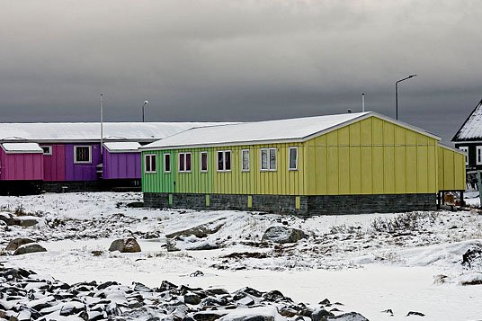 Selv på det, der set med danske øjne bare er en lille institutions-agtig bygning, er der sørget for, at huset kan skille sig ud fra en baggrund, der i øvrigt også fremtræder markant.