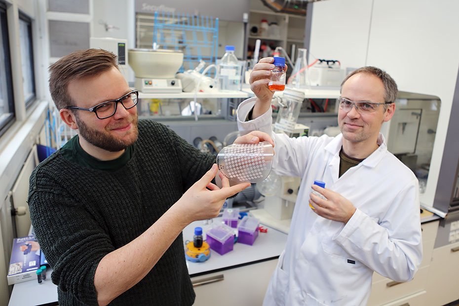 SUCCES - Professor Bo Wegge Laursen (til højre) viser et farvestof, han har udviklet, og som det er lykkedes at sætte ind i en optisk sensor, som lektor Thomas Just Sørensen holder i hånden