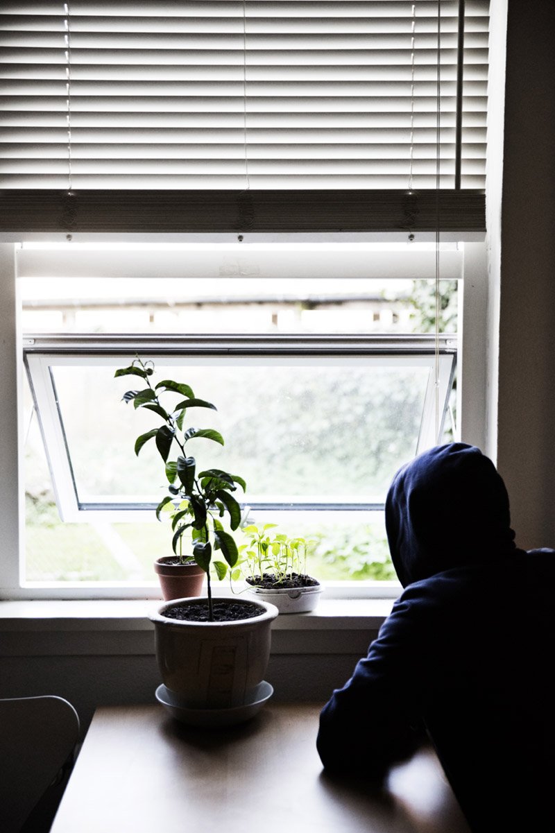 Michael afsoner den sidste del af sin dom på et pensionat. Han må kun forlade området for at tage toget ind til byen for at passe studierne på Københavns Universitet.