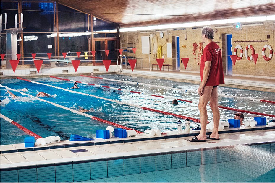 POOL - Ebbe Rasmussen der står i spidsen for Universitetets Studenter Gymnastik træner foreningens topsvømmere på Nørre Allé på en kold, mørk decembermorgen.