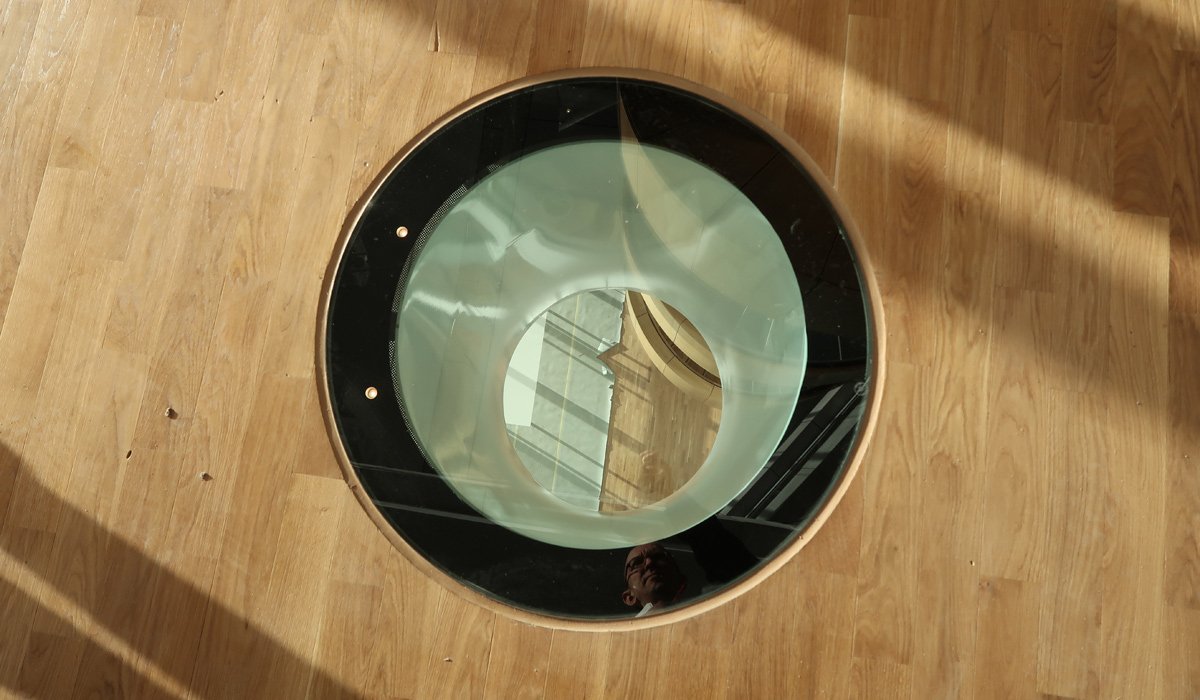 Små huller i gulvet på sjette etage giver et pudsigt - og svimlende - kig til etagerne under.