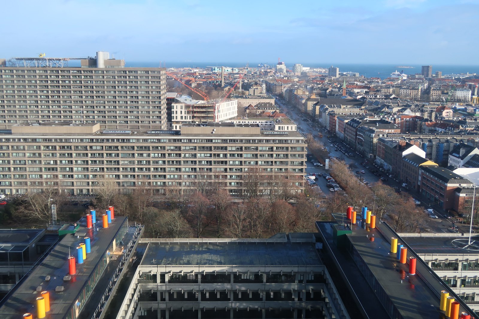 Fra toppen af tårnets østlige hjørne kan man se Panums tagryg, Rigshospitalet (hvis helikopterdæk er i niveau med 15. etage), Østerbro og i baggrunden Nordhavn, Langelinie og Øresund