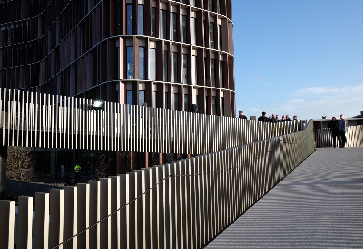 Mærsk Tårnet ligger på en skrånende grund mellem Nørre Allé og Blegdamsvej. Stier og broer fører fodgængere og cyklister gennem det grønne område, der omgiver bygningen. Der kommer dog til at gå flere måneder, før udendørsarealerne er færdige (først skal tårnbyggeriet afsluttes).