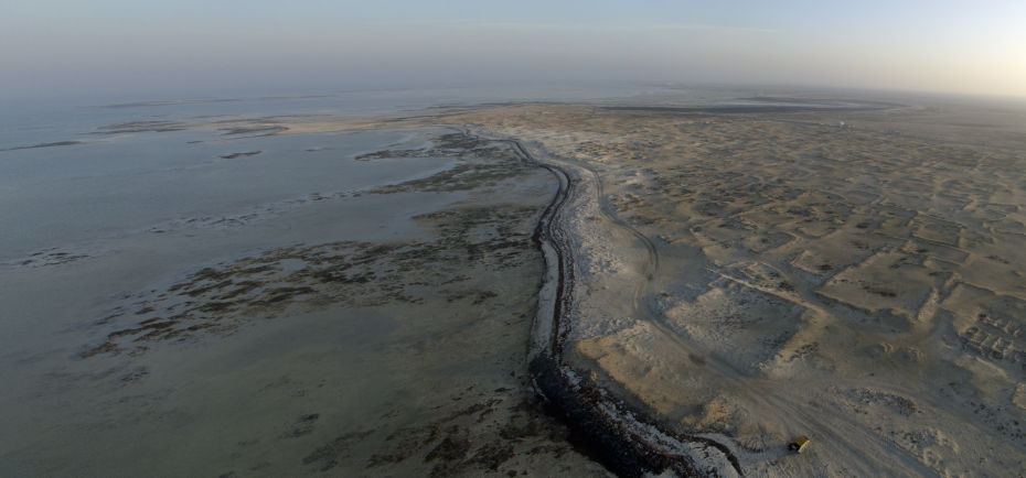 Ruiner fra den gamle perlefiskerby Al Zubarah, der i starten af 1800-tallet havde mellem 5.000 og 10.000 indbyggere. Bilen i bunden af billedet giver en idé om størrelsesforholdet. 