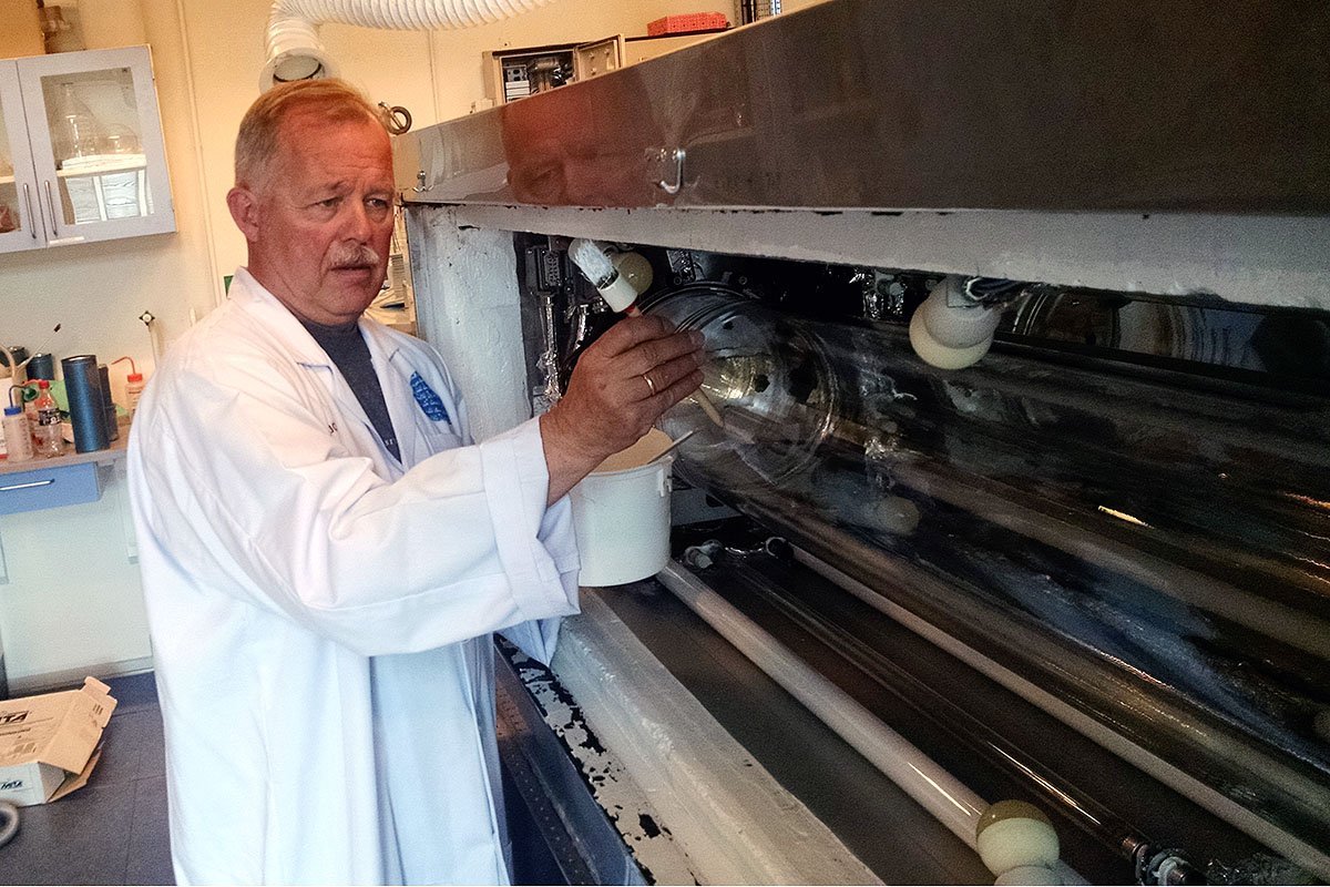 AFPRØVNING - Professor og atmosfæreforsker Ole John Nielsen ved Københavns Universitet foran en såkaldt fotoreaktor, der kan teste nye stoffer for deres miljø- og klimapåvirkning. 