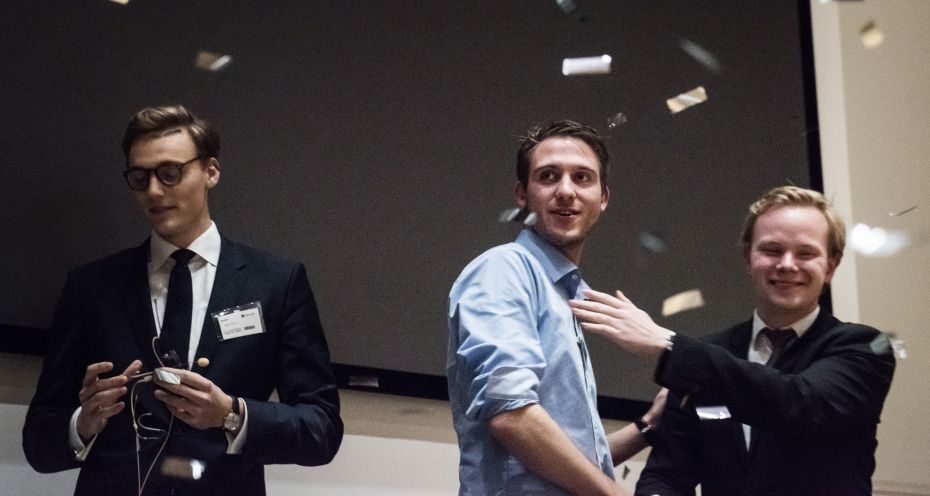 This is what it looked like when master’s student Mathias Heinze (in the blue shirt) had typed his way to the Danish Excel championship