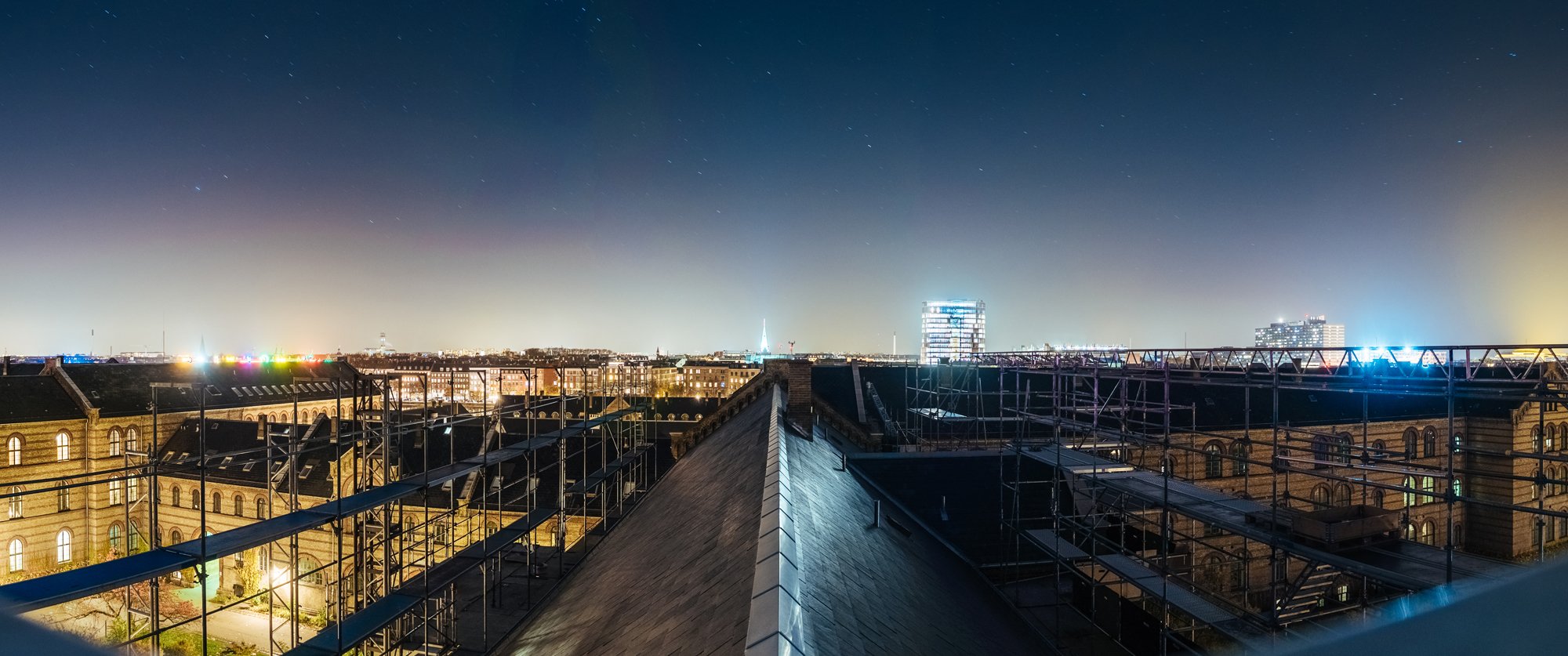 Panoramabillede af en tagryg på CSS (det gamle Kommunehospital) fra en kommende billedserie med fotos af KU's tage. På det gamle site ville billedet automatisk været blevet skaleret ned til en tredjedel størrelse.