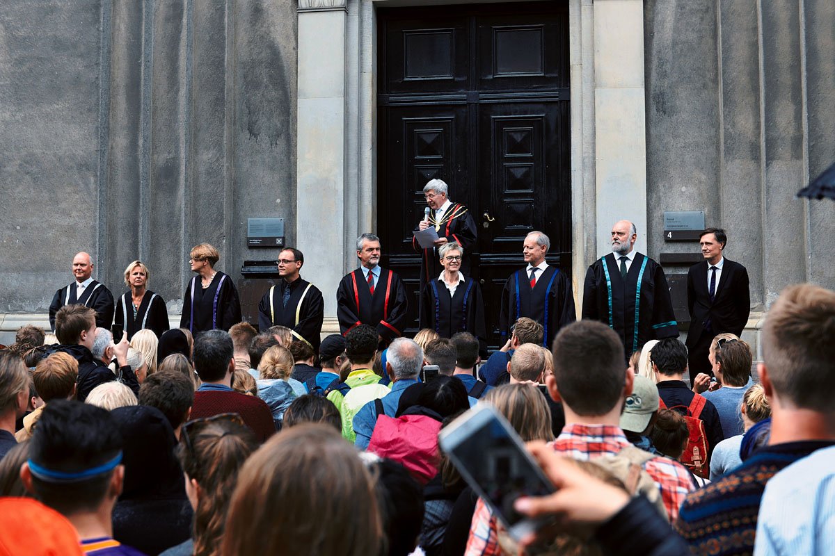 Dekanerne, de to prorektorer, universitetsdirektøren og rektor på trappen foran Hovedbygningen på Frue Plads ved immatrikulationen i 2016.