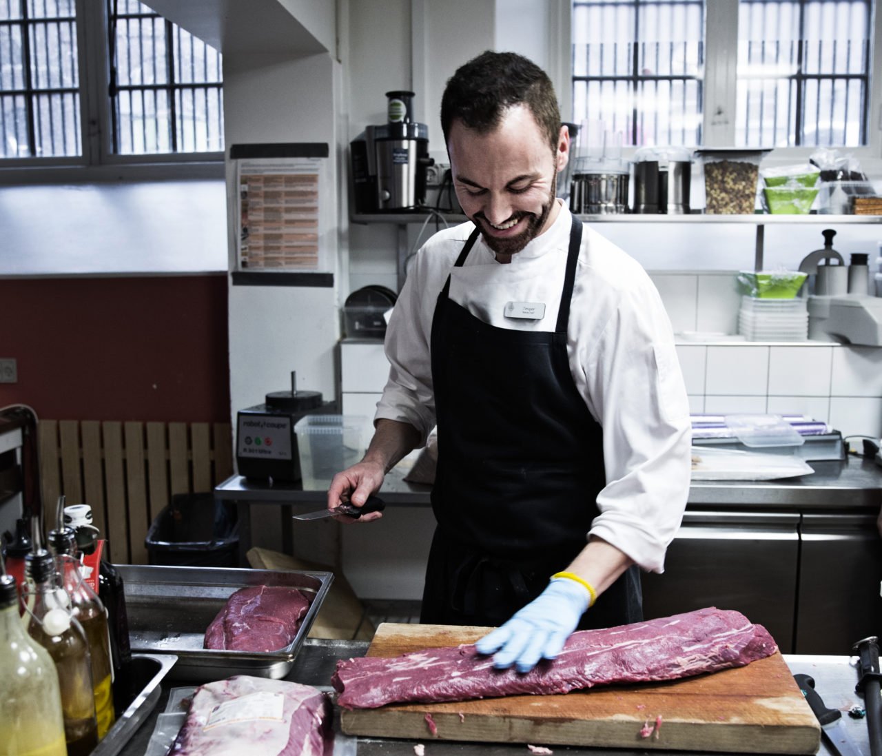 Jesper Holm afpudser en kalvefilet til vitello tonnato til årsfestens dignitarer.