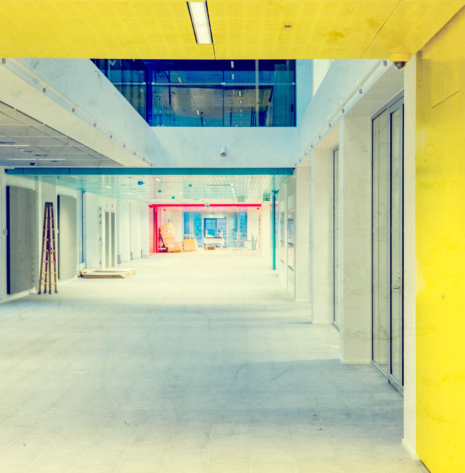 Det nye hovedstrøg i KUA3 før bygningen blev taget i brug - komplet med masser af glasdøre.