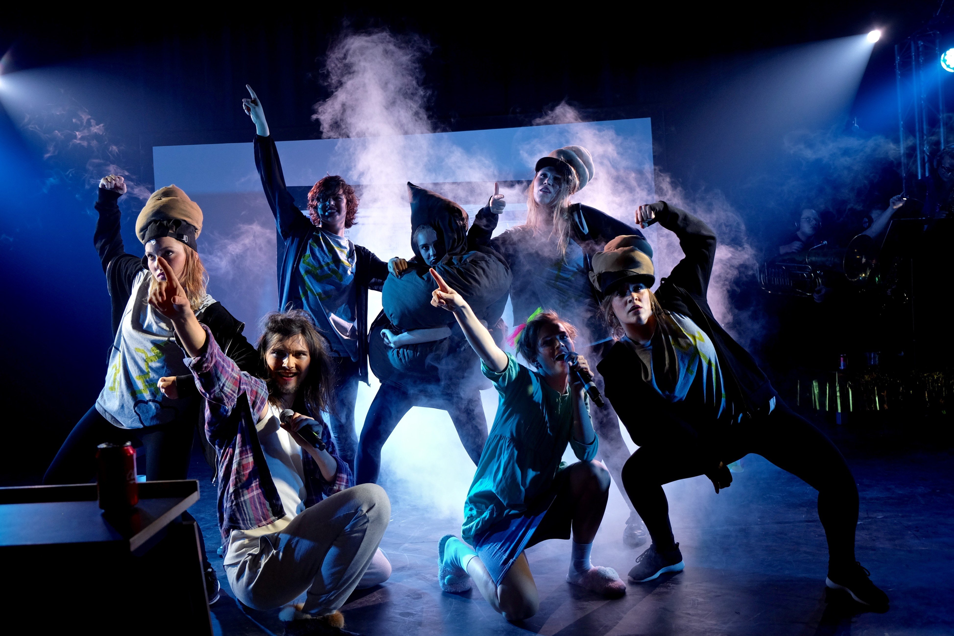 Fra sangen 'Shitstorm'. I midten ses Eva Bjerre Carstensen i rollen som shitstormen, der fik sit eget liv. 