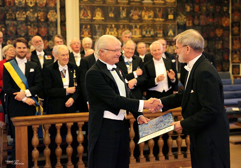 Carl 16. Gustav af Sverige overrækker Gad Rausings Pris til professor Sten Ebbesen i Stockholm den 20. marts 2017.