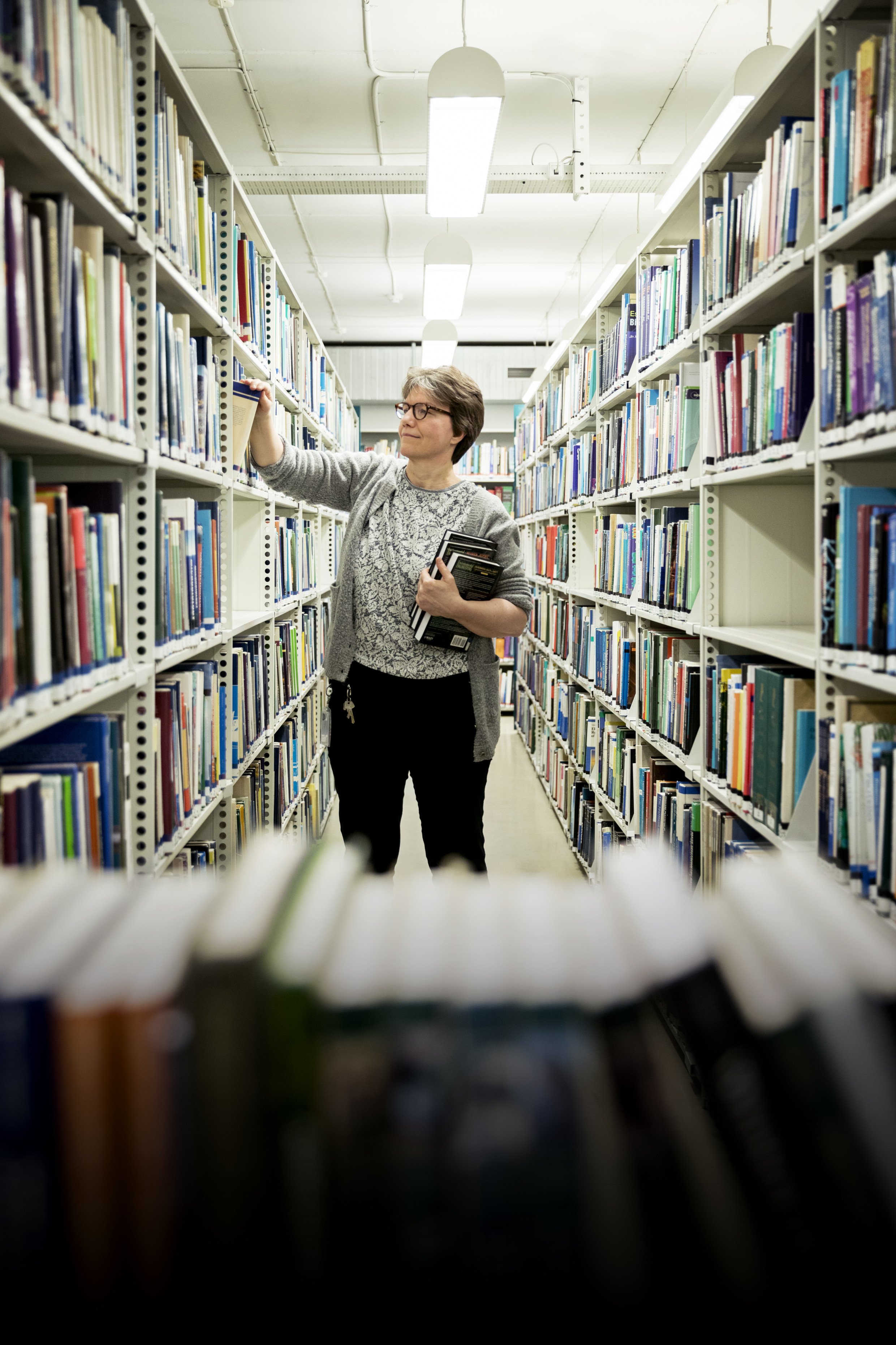 Stadig flere titler kommer kun i e-versioner. Én bogreol har overlevet oppe i bibliotekets atrium, resten er røget i kælderen.