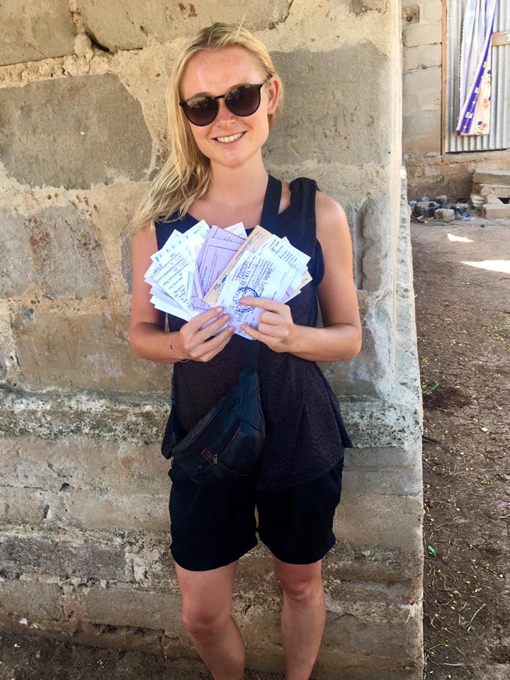 Her ses Christine med hænderne fulde af kvitteringer for betalte skoleafgifter 